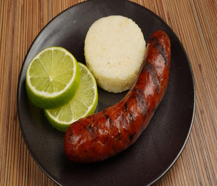 Chorizo colombiano con arepa y limon