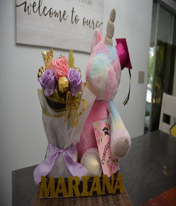 Detalle Mágico de Graduación con flores y chocolates en Orlando