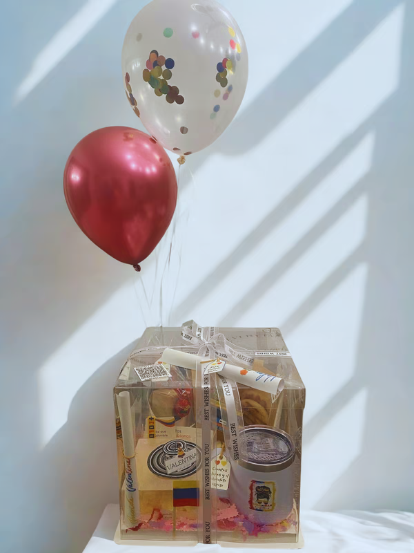 Desayuno tipico colombiano con huevos pericos y chocolate caliente