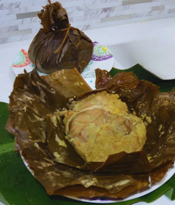 Brunch tradicional colombiano con tamal tolimense , chocolate y queso