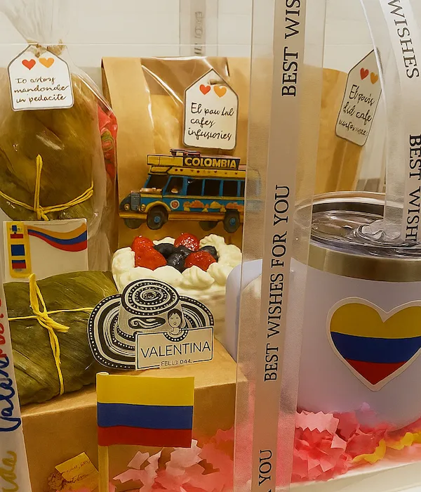 Caja de Regalo Colombiana con pastel de cumple.