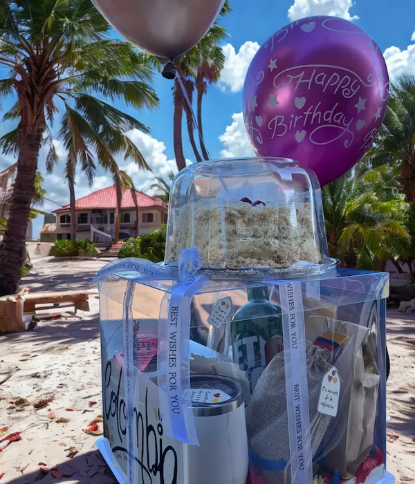 desayuno tipo colombiano con tamal , chocolate , dulces tipicos , arepitas , ro viejo de caldas y paste de cumple