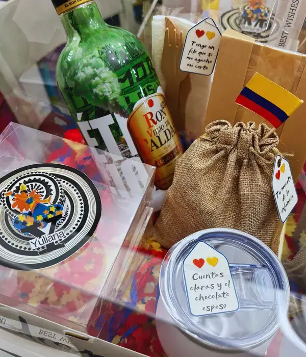 desayuno tipo colombiano con tamal , chocolate , dulces tipicos , arepitas , ro viejo de caldas y paste de cumple